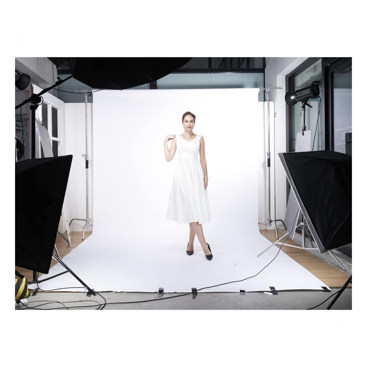 EMAILY#93 ARCTIC WHITE SEAMLESS BACKGROUND PAPER (2.72X10M)